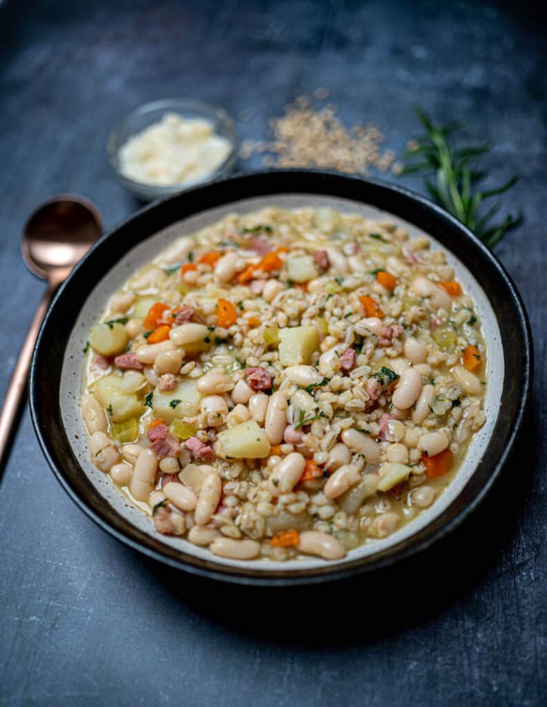 Photo of bowl with white minestrone soup with beans