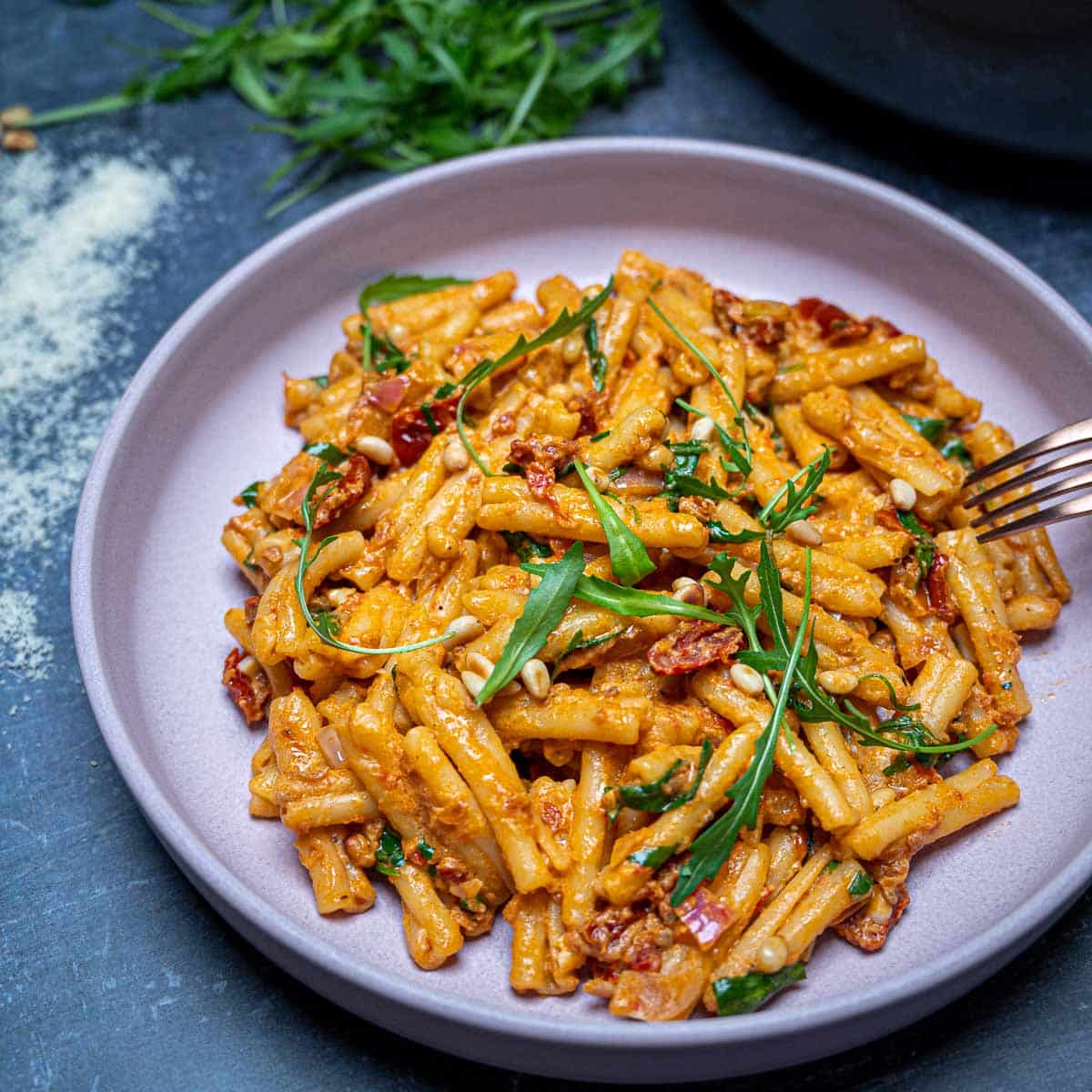 Creamy Goat Cheese Pasta with Sun-Dried Tomatoes – Skinny Spatula