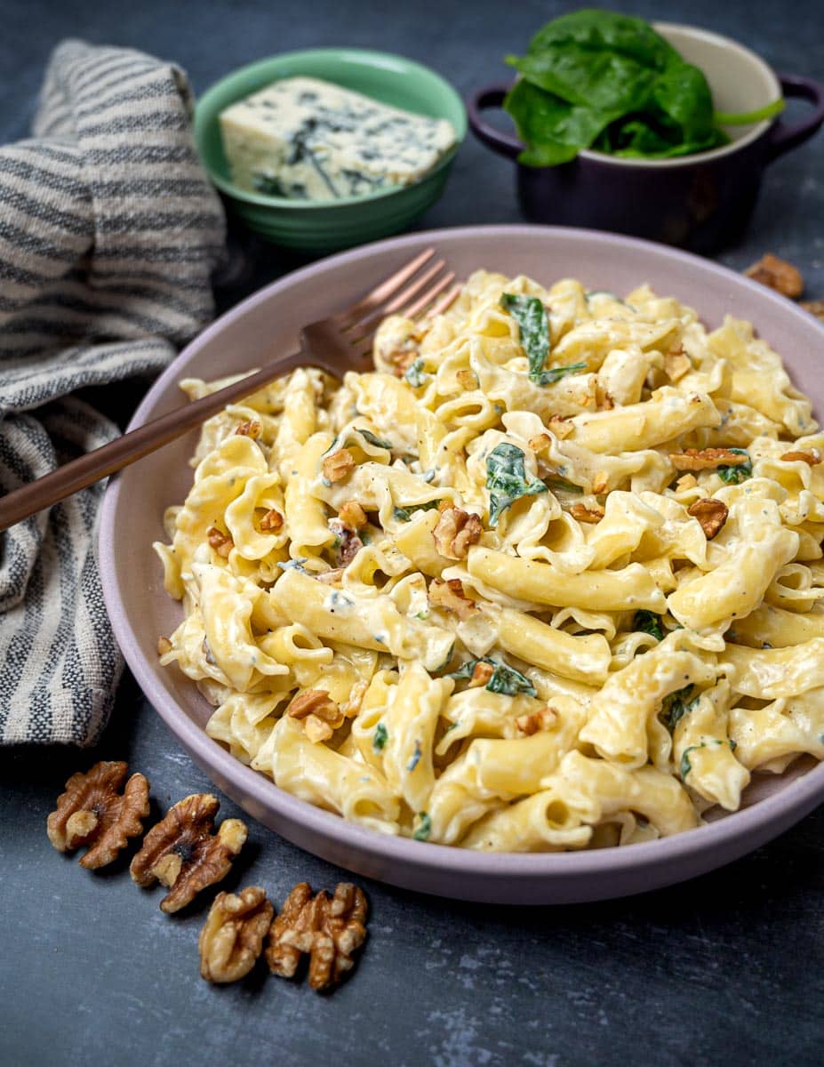 Blue Cheese Pasta with Spinach and Walnuts