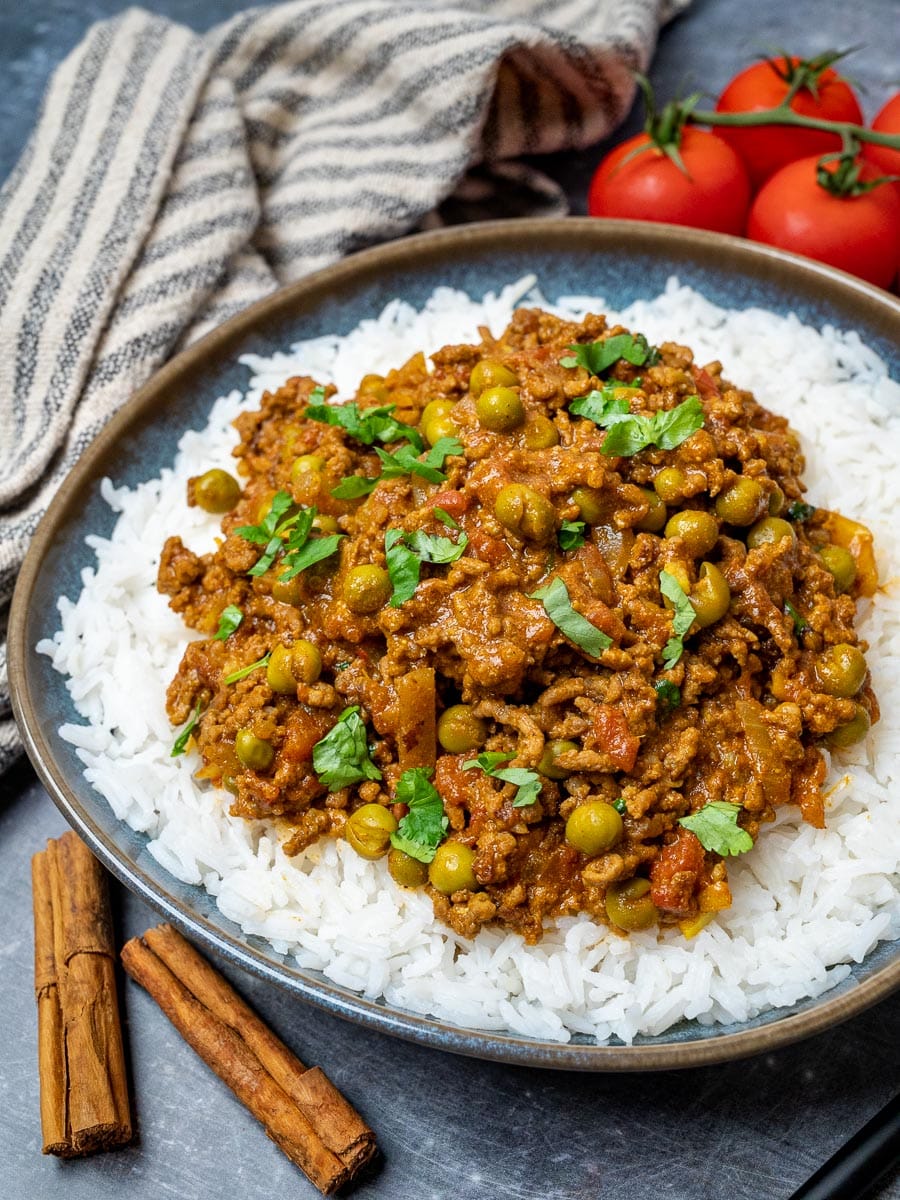 beef curry with peas and tomatoes