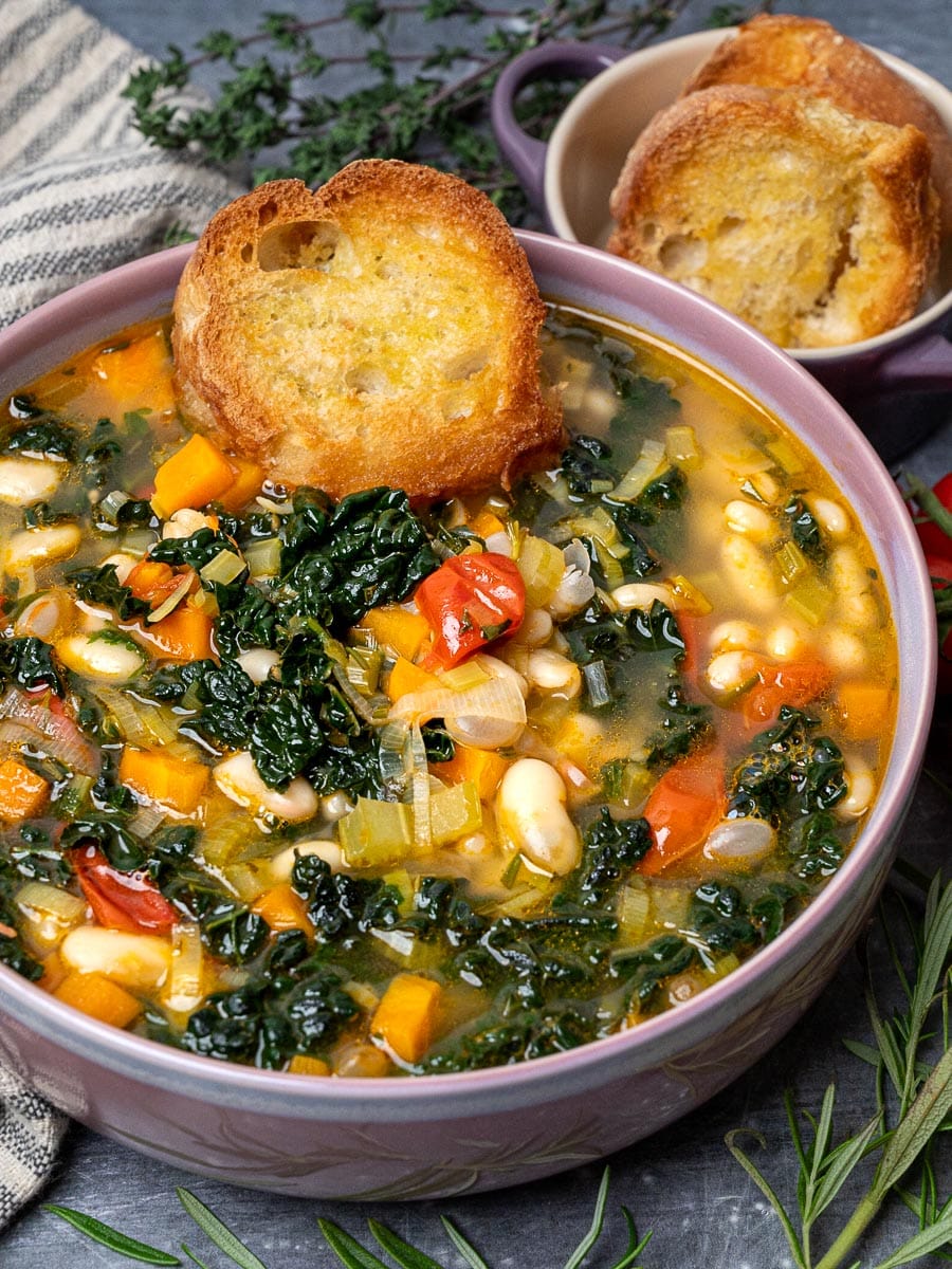 Tuscan white bean soup with bread