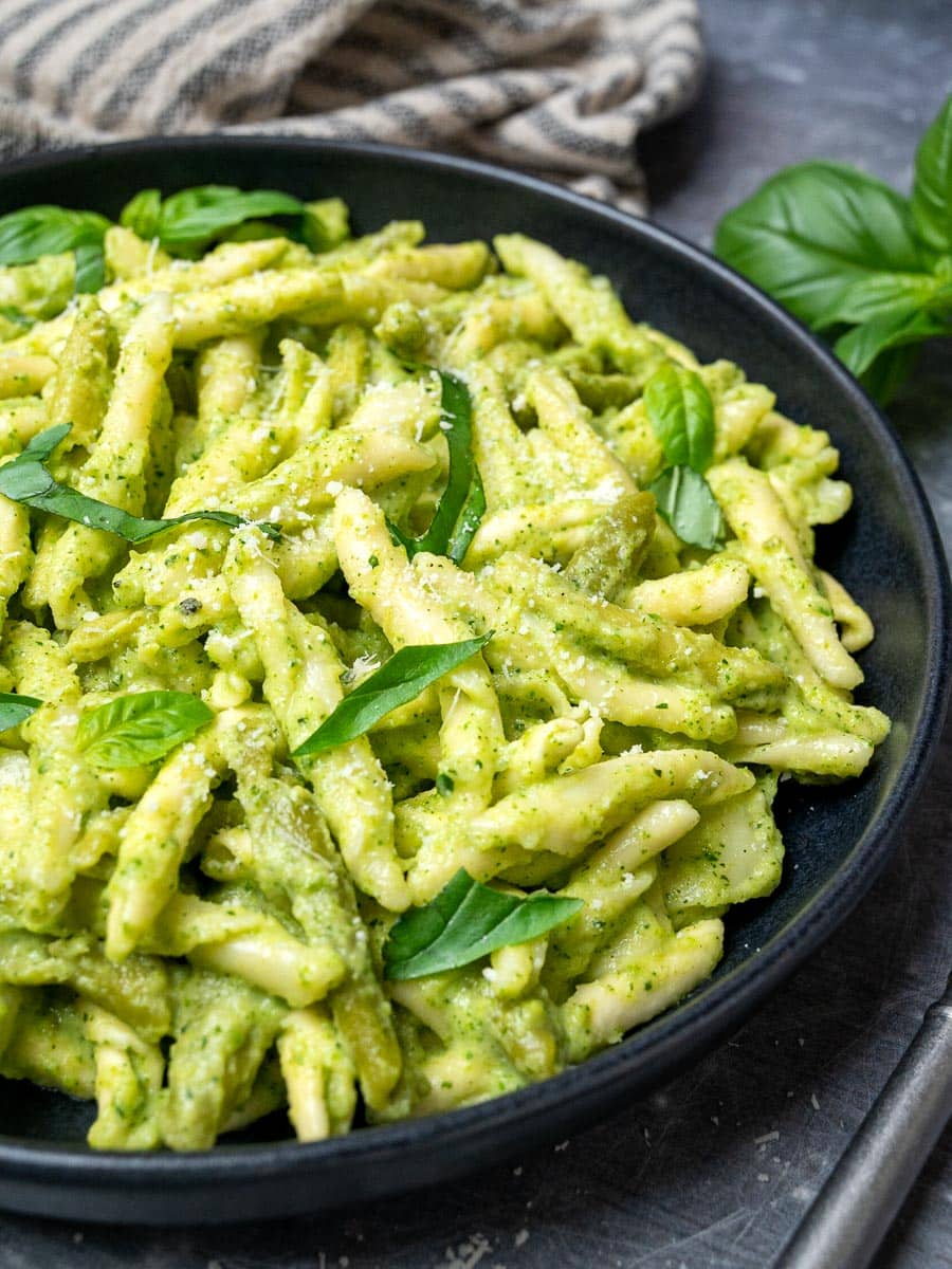 A plate of green pasta sauce