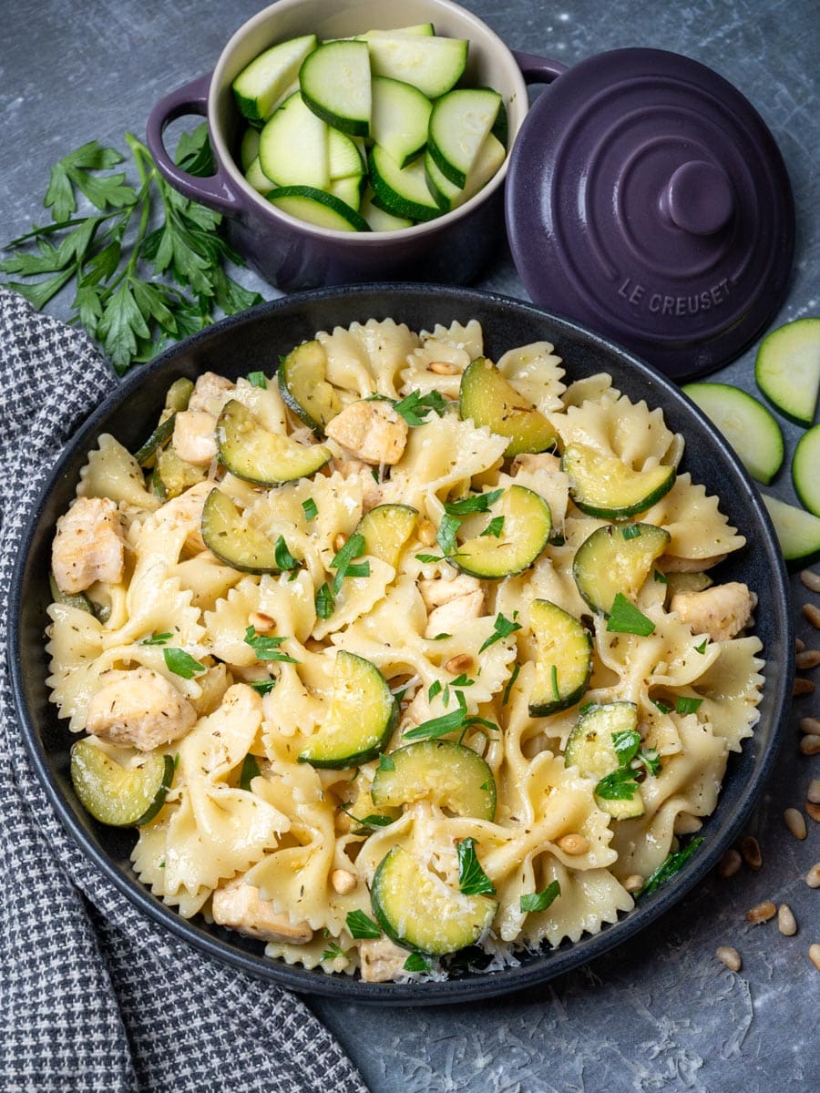 A bowl of pasta with chicken and zucchini