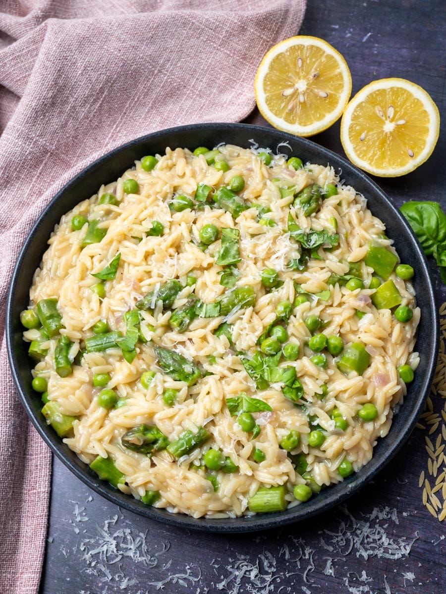 Creamy orzo with asparagus and peas