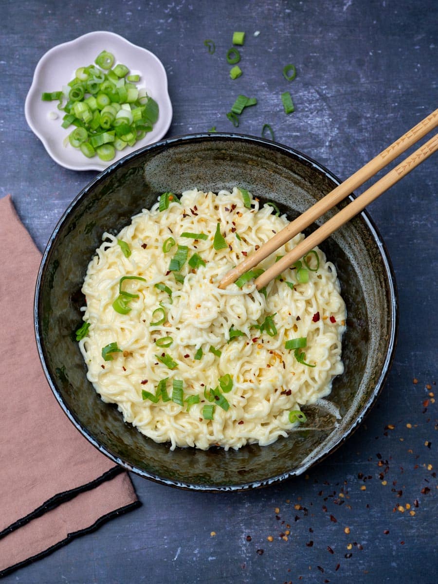 cheesy ramen noodles with scallions