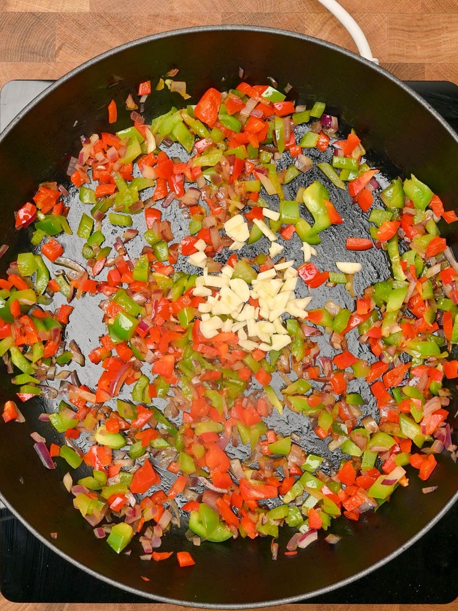 Adding garlic to cooked vegetables