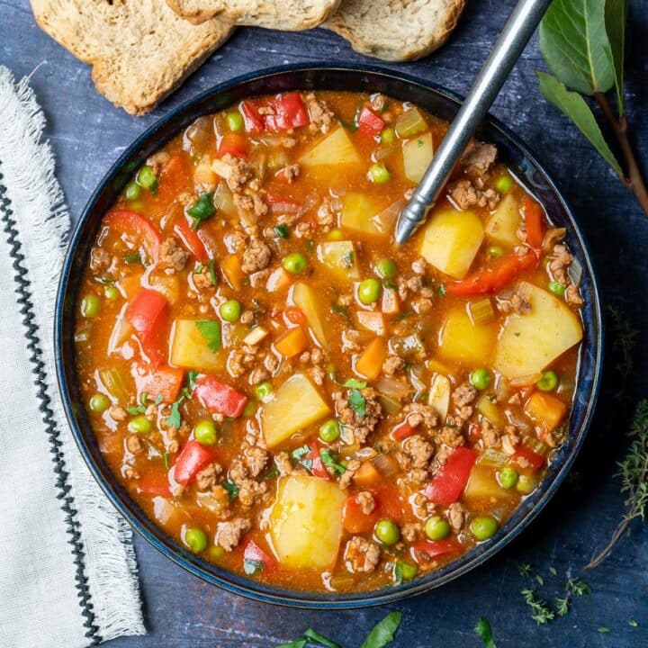 bowl with peas, potatoes and bread on the side